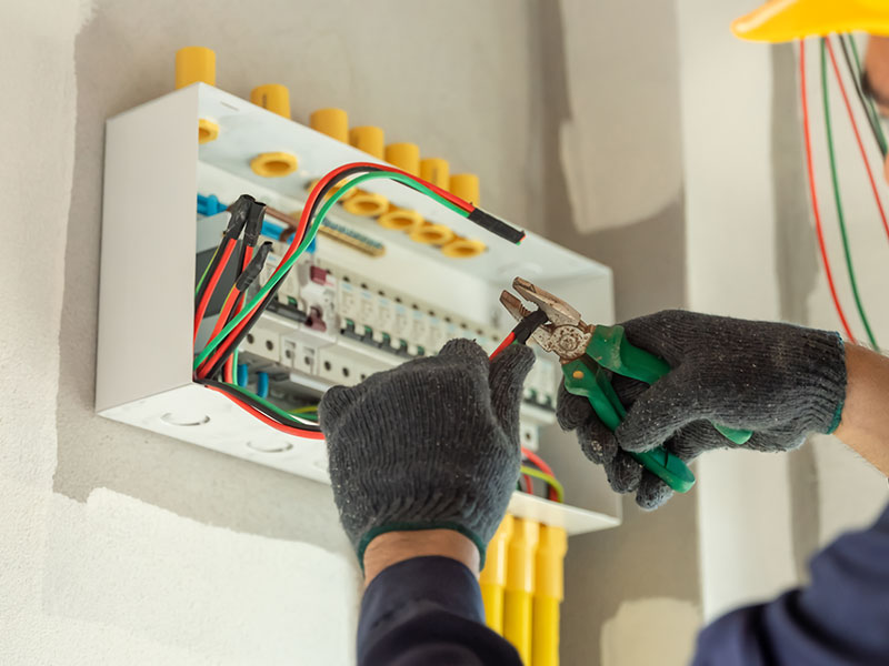 Elektrik sistemlerinin uzun ömürlü ve güvenli çalışabilmesi için düzenli bakım ve onarım hizmetleri büyük önem taşır. 